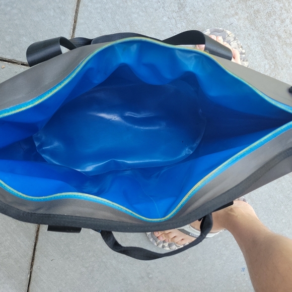 YETI Hopper Two 30 Carry Cooler Ice Chest.  Color: Gray & Blue. Shoulder Strap. - Picture 5 of 7